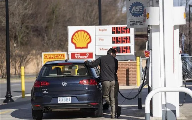 Bơm xăng cho phương tiện tại một trạm xăng ở New York, Mỹ. (Ảnh: THX/TTXVN)