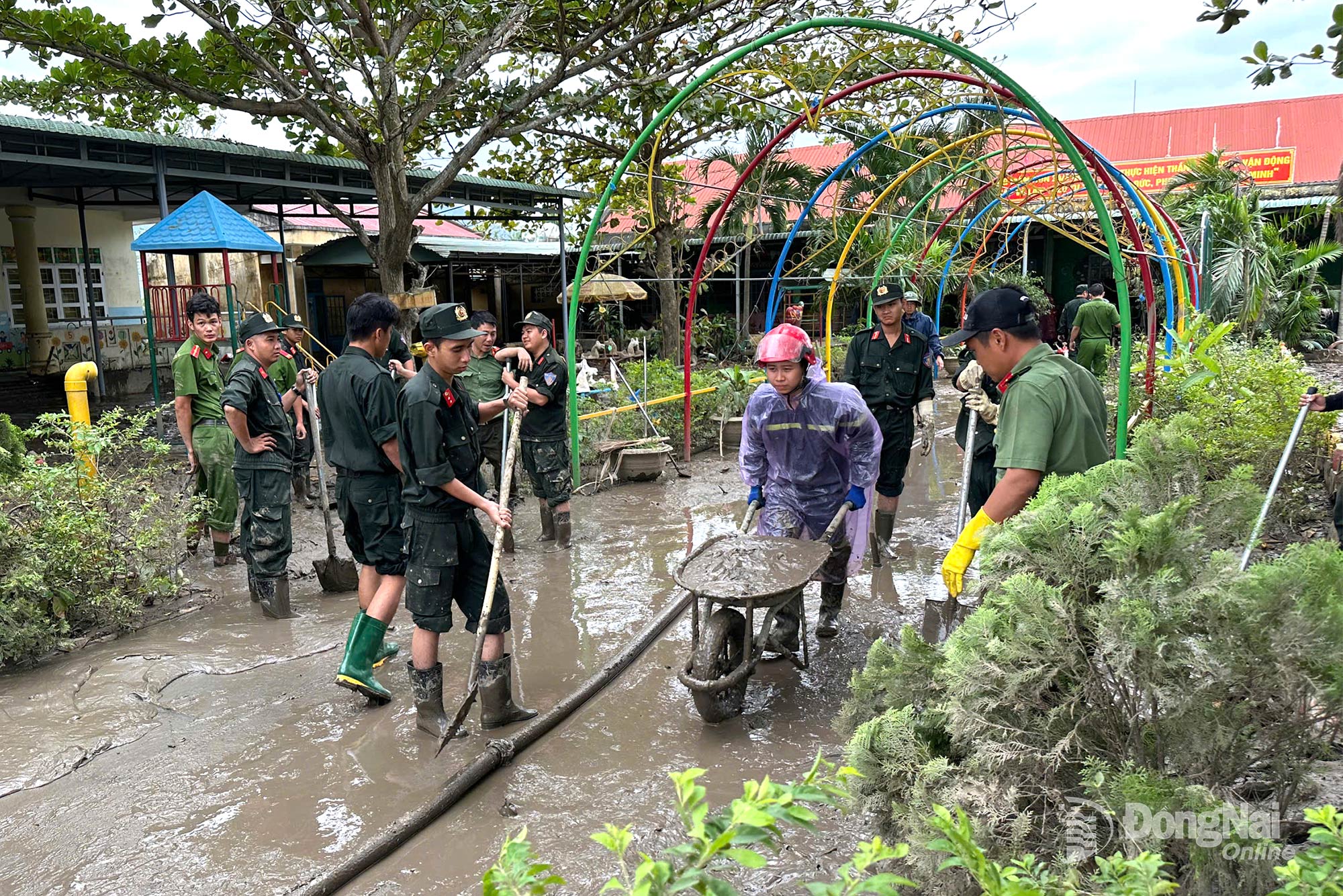 Offiziere und Soldaten beseitigen Schlamm an einer von Überschwemmungen betroffenen Schule in der Provinz Dak Lak. Foto: Huu Linh
