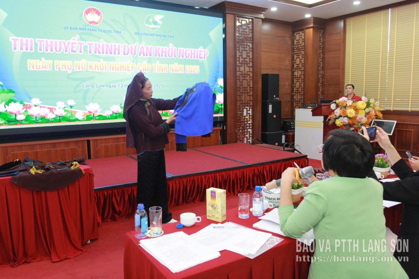 Пані Ме представляє традиційний етнічний костюм Нунг Фан Сінь, який вона пошила на фінальному раунді Дня жіночого підприємництва 2025 року.