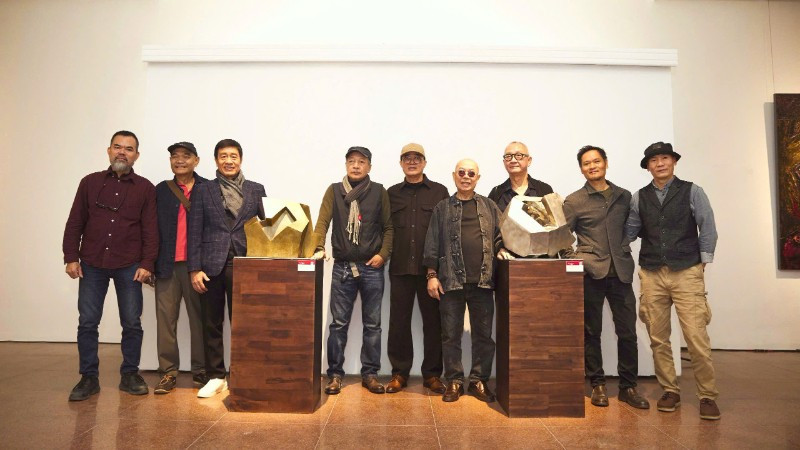 ศิลปินร่วมแสดงในนิทรรศการ “จิตรกรรมและประติมากรรมดินห์ฟอง”