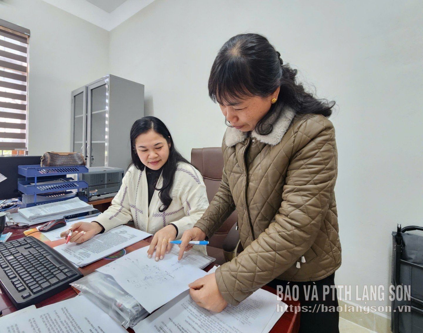 ການ​ນຳ ​ແລະ ​ເຈົ້າ​ໜ້າ​ທີ່​ສູນ​ກາງ​ເສດຖະກິດ, ຕາ​ແສງ ​ໄທ​ບິ່ງ ​ໄດ້​ປຶກສາ​ຫາລື ​ແລະ ​ແກ້​ໄຂ​ໃບ​ຢັ້ງຢືນ​ສິດ​ນຳ​ໃຊ້​ທີ່​ດິນ​ໃຫ້​ປະຊາຊົນ.