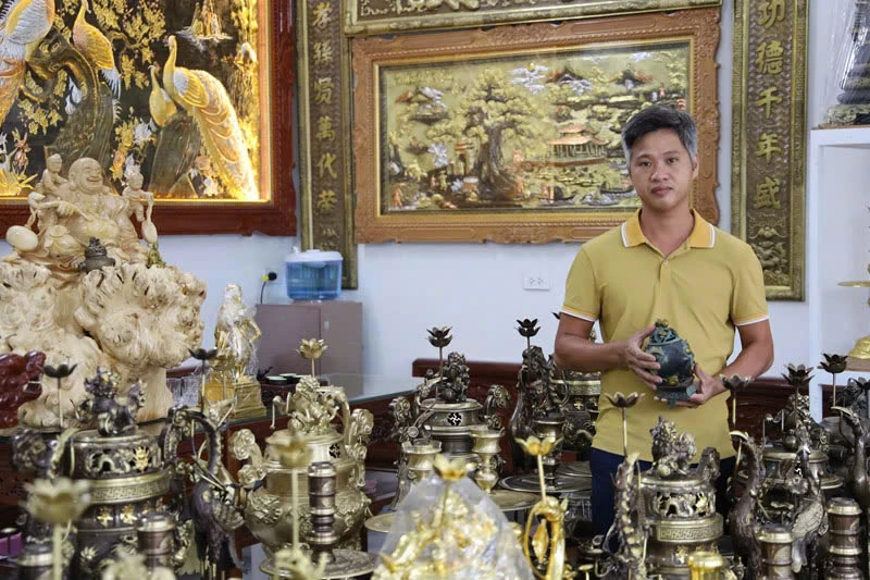 The person who continues the Tra Dong bronze casting tradition