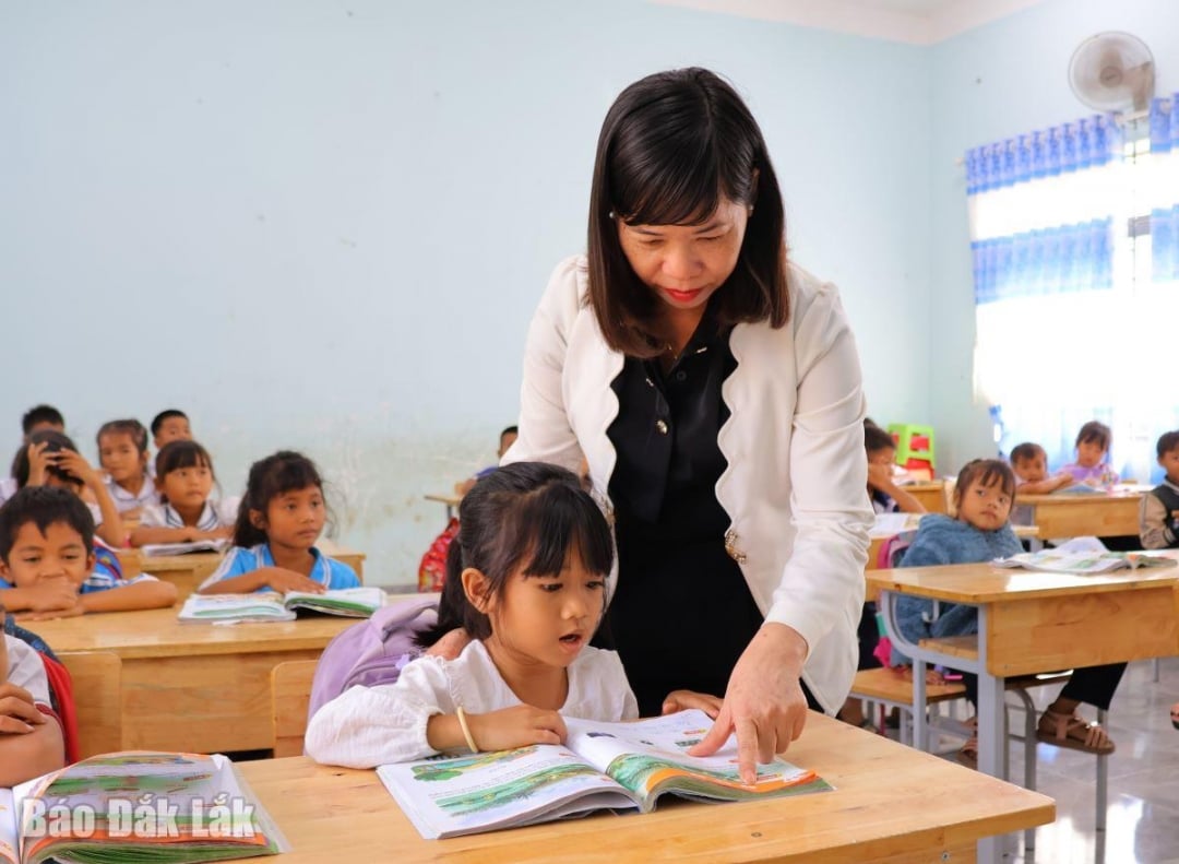 هدایت دانش‌آموزان دبستان Y Jut برای درس خواندن.