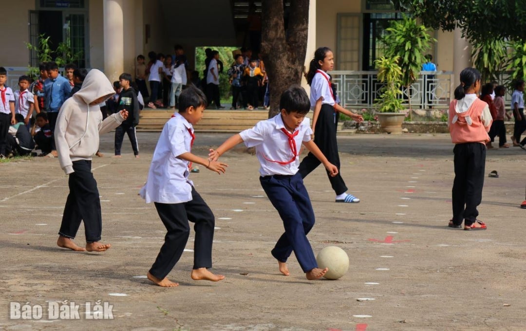 دانش‌آموزان در منطقه مرزی بوئن دان در زنگ تفریح.
