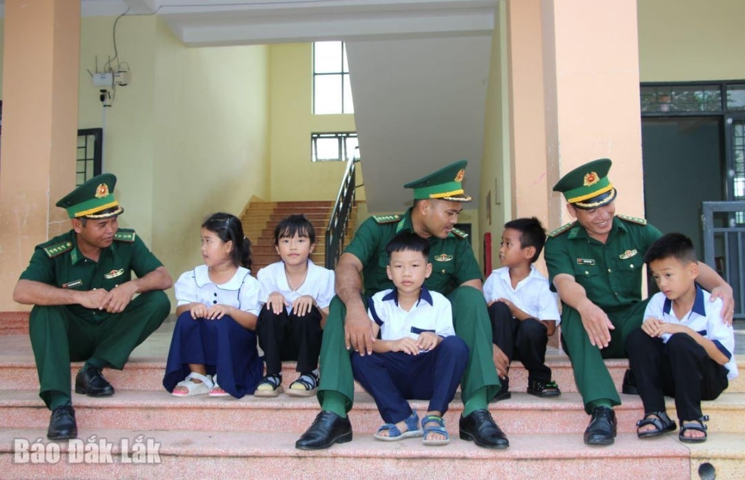 ماموران مرزی در منطقه مرزی بوئون دان با دانش‌آموزان صحبت می‌کنند و آنها را به درس خواندن تشویق می‌کنند.