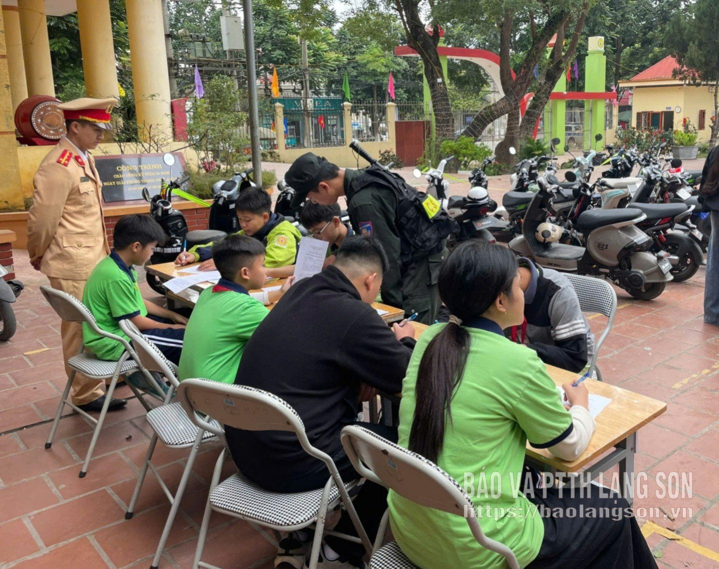 De afdeling Verkeerspolitie organiseerde een ondertekeningsceremonie op de middelbare school Hoang Van Thu, wijk Ky Lua.