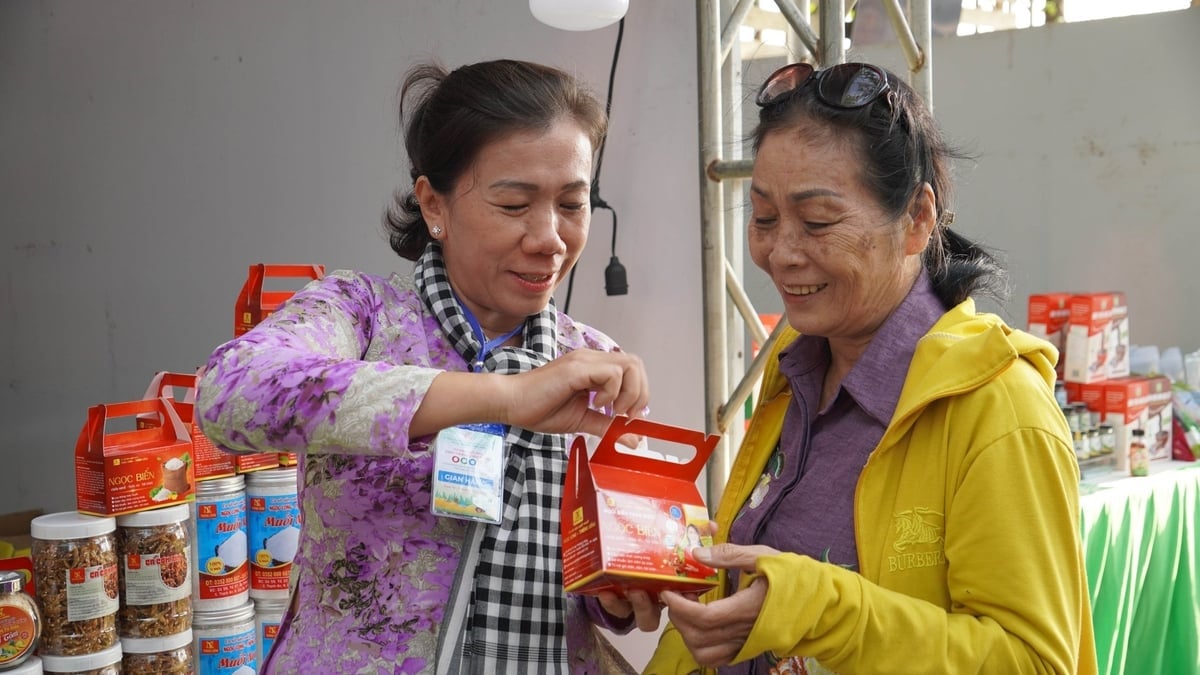 Bà Nguyễn Thị Bạch Tuyết (bên trái): 'Chương trình là cơ hội để HTX Thiềng Liềng quảng bá sản phẩm, giao thương và tìm được hướng đi mới, tiếp cận hệ thống phân phối bài bản'. Ảnh: Lê Bình.