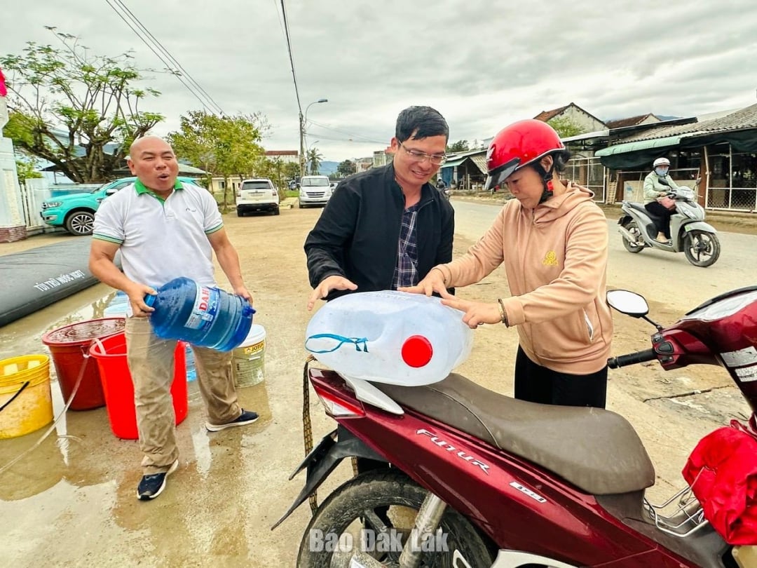 Секретар партійного комітету комуни Хоатхінь Фуонг Ван Лань безпосередньо допоміг людям отримати чисту воду та подякував підрозділам, що його підтримали.