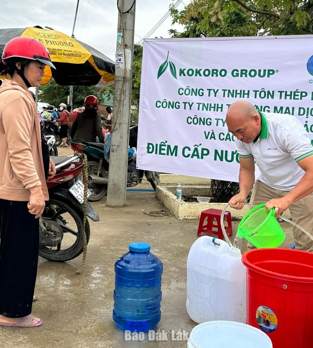 Люди приносять пластикові каністри та контейнери для води, щоб отримати чисту воду для щоденного використання.