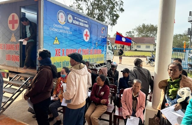 Khám bệnh miễn phí cho người dân Sepon: Thắt chặt nghĩa tình Việt – Lào- Ảnh 1.