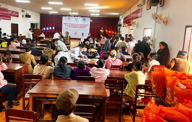 Khám bệnh miễn phí cho người dân Sepon: Thắt chặt nghĩa tình Việt – Lào- Ảnh 2.