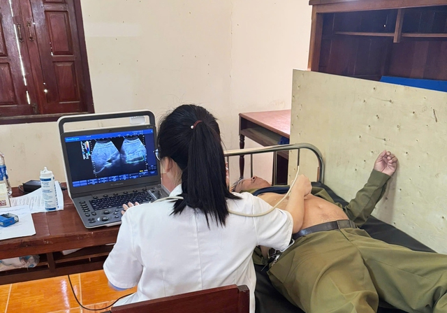 Khám bệnh miễn phí cho người dân Sepon: Thắt chặt nghĩa tình Việt – Lào- Ảnh 3.