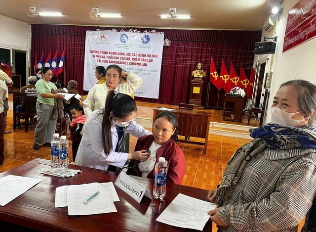 Khám bệnh miễn phí cho người dân Sepon: Thắt chặt nghĩa tình Việt – Lào- Ảnh 4.
