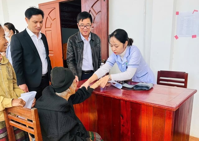 Khám bệnh miễn phí cho người dân Sepon: Thắt chặt nghĩa tình Việt – Lào- Ảnh 5.