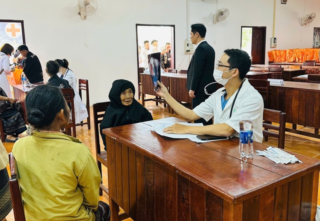 Khám bệnh miễn phí cho người dân Sepon: Thắt chặt nghĩa tình Việt – Lào- Ảnh 6.