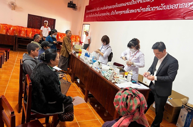Khám bệnh miễn phí cho người dân Sepon: Thắt chặt nghĩa tình Việt – Lào- Ảnh 7.