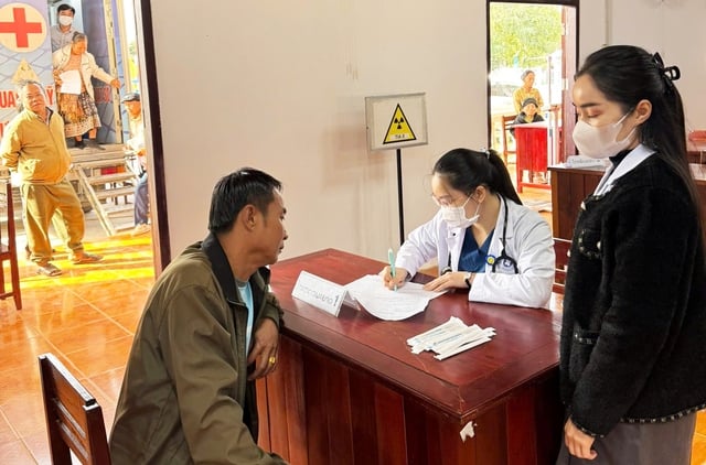 Khám bệnh miễn phí cho người dân Sepon: Thắt chặt nghĩa tình Việt – Lào- Ảnh 8.