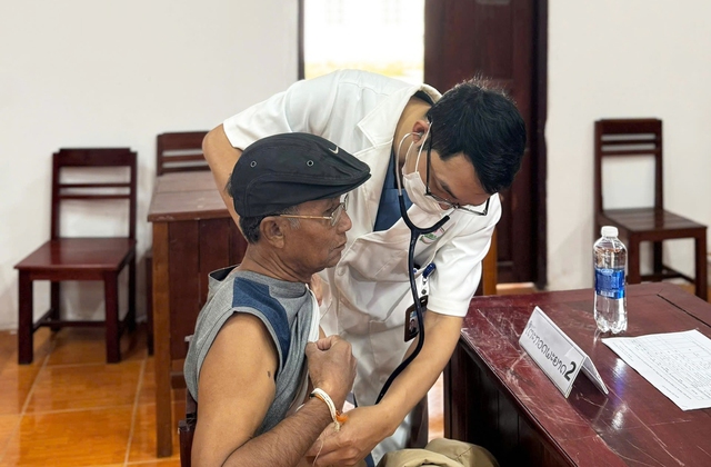 Khám bệnh miễn phí cho người dân Sepon: Thắt chặt nghĩa tình Việt – Lào- Ảnh 9.