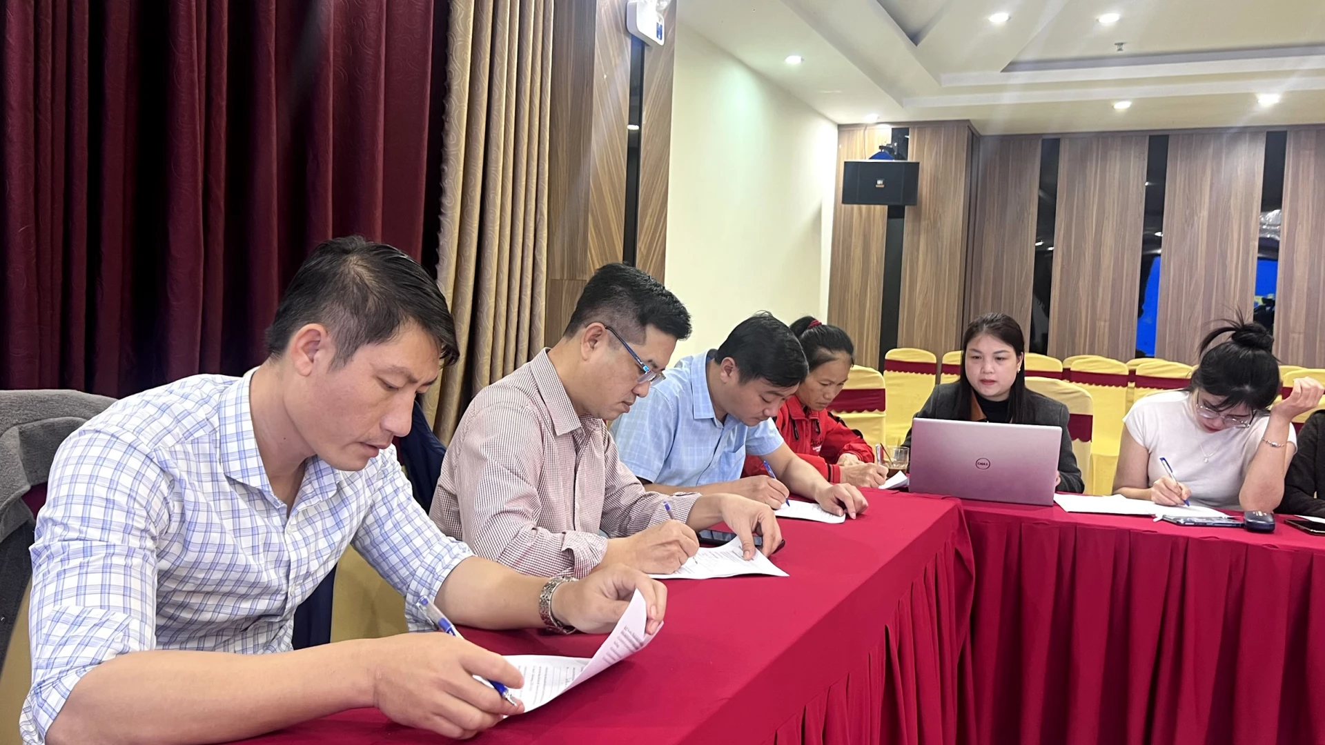 សិក្ខាកាមបានបញ្ចប់ការស្ទង់មតិវាយតម្លៃមុនការបណ្តុះបណ្តាលស្តីពីនីតិវិធីអន្តរាគមន៍ដើម្បីជួយដល់កុមារដែលត្រូវបានរំលោភបំពាន និងរំលោភផ្លូវភេទ - រូបថត៖ H.T