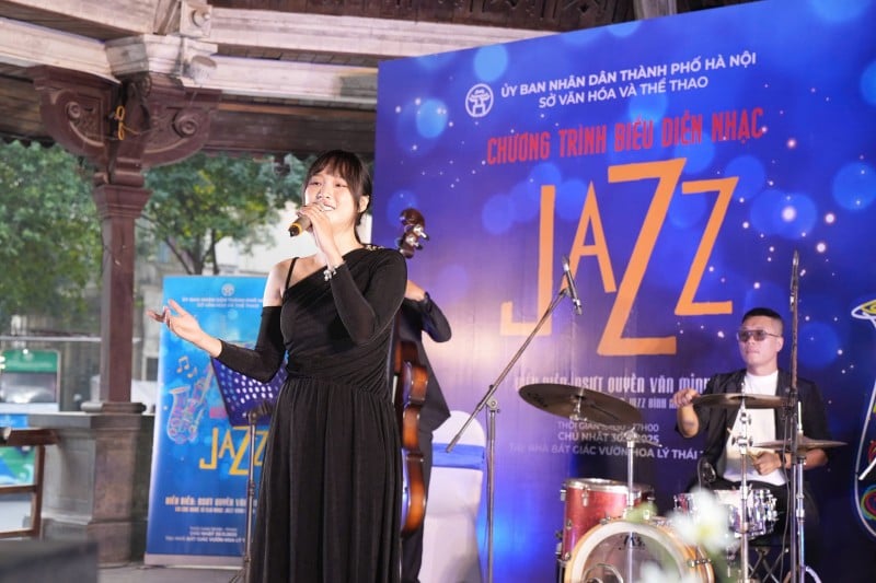 Apresentação do programa. (Foto: T.L) Một tiết mục của chương trình. (Ảnh: T.L)