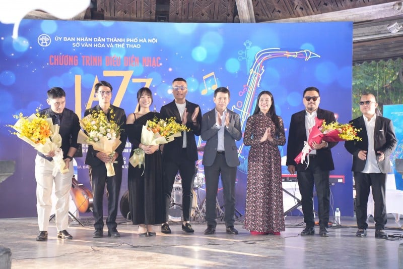 Criar um ponto de encontro cultural fixo todos os fins de semana para moradores e turistas ao redor do Lago Hoan Kiem. (Foto: T.L) tạo điểm hẹn văn hóa cố định mỗi cuối tuần cho người dân và du khách quanh hồ Gươm. (Ảnh: T.L)