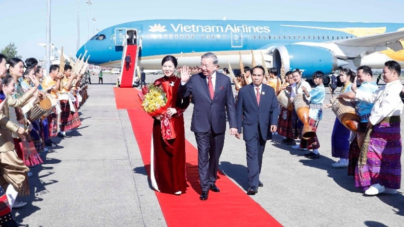 Cerimônia de boas-vindas ao Secretário-Geral To Lam e sua esposa no Aeroporto Internacional de Wattay, na capital Vientiane. (Foto: Thong Nhat/VNA)