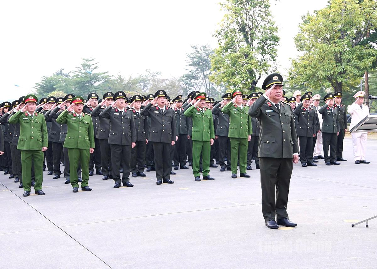 Bayrak çekme töreninin panoraması.
