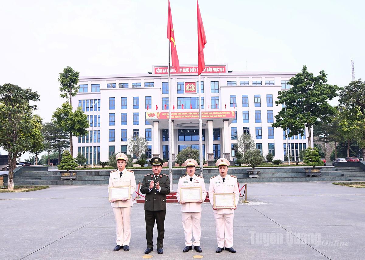 Kamu Güvenliği Bakanı, İl Emniyet Müdürü Tümgeneral Nguyen Duc Thuan tarafından yetkilendirilen kolektiflere ve bireylere Liyakat Belgeleri verildi.