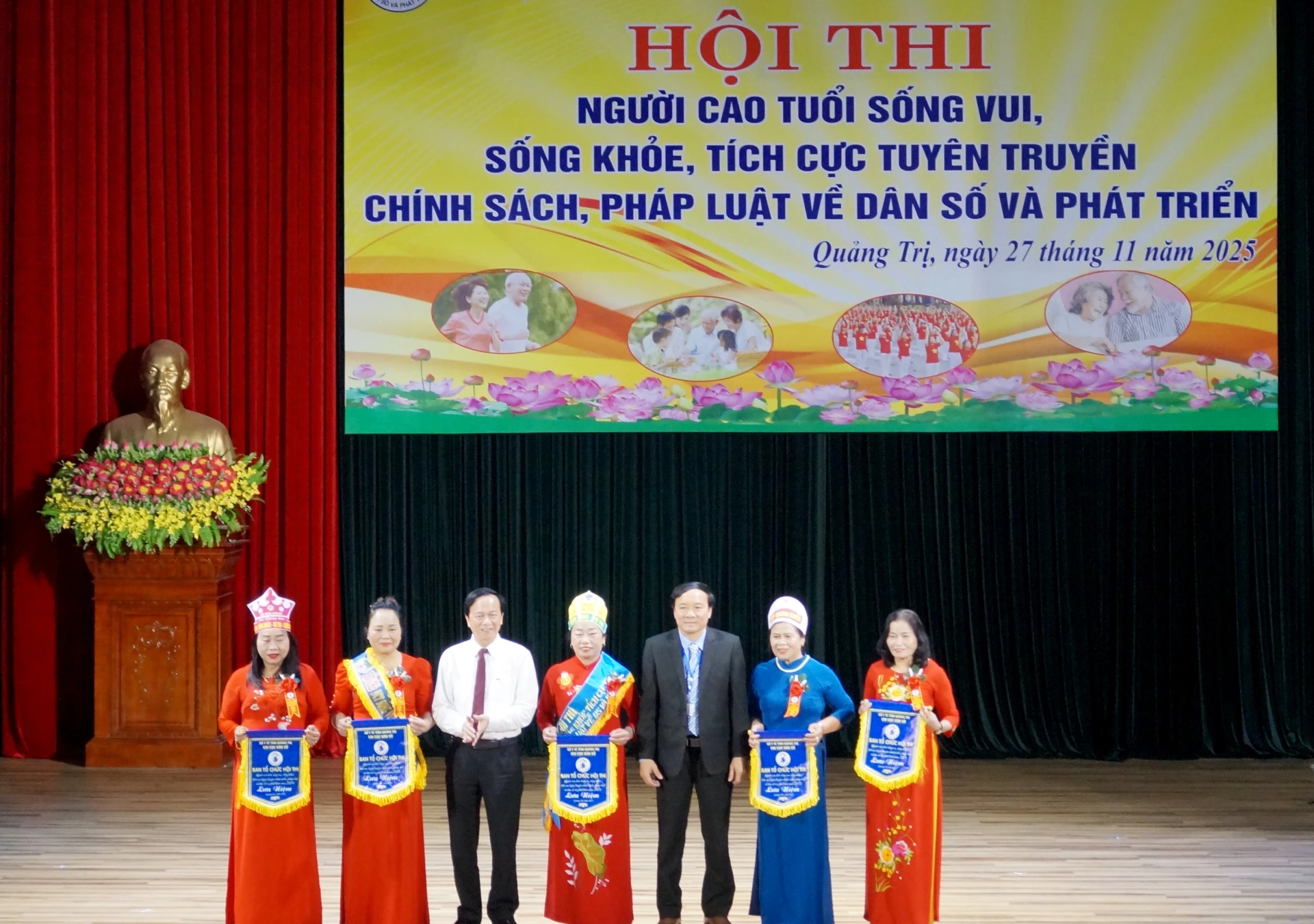 Ledare för hälsodepartementet och organisationskommittén delade ut souvenirflaggor till de deltagande lagen - Foto: V.H