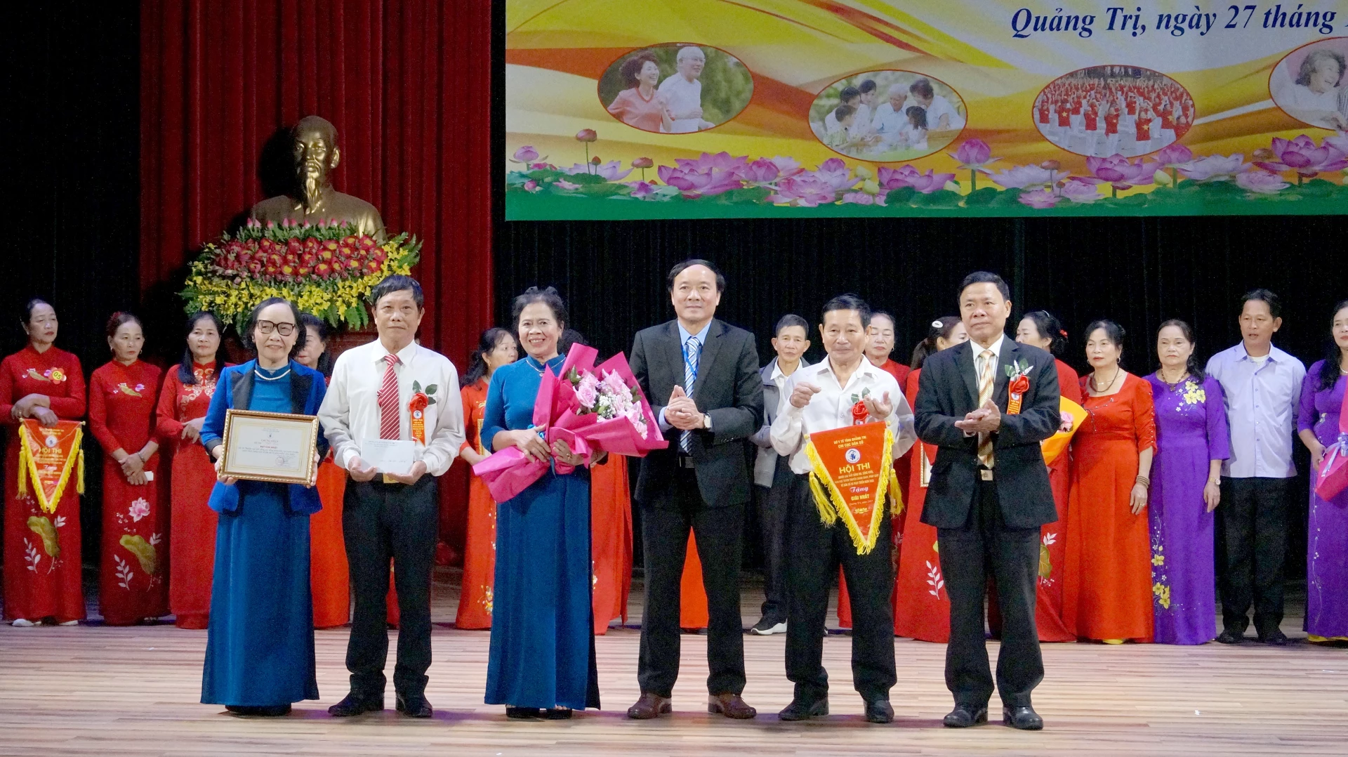 Foto: Representant från organisationskommittén delade ut priser till de bästa lagen i tävlingen - Foto: V.H