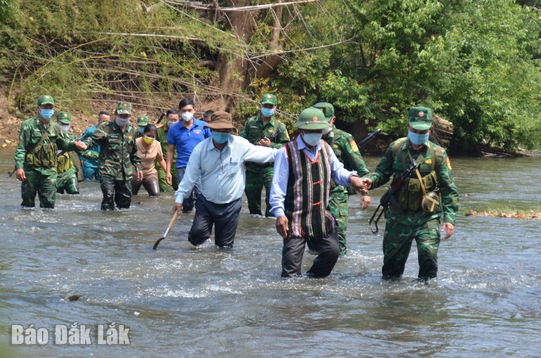 Herr Y Mok (brokadskjorta) med bybor