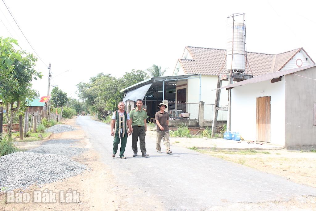 Herr Y Mok Hra följer med kommunens poliser