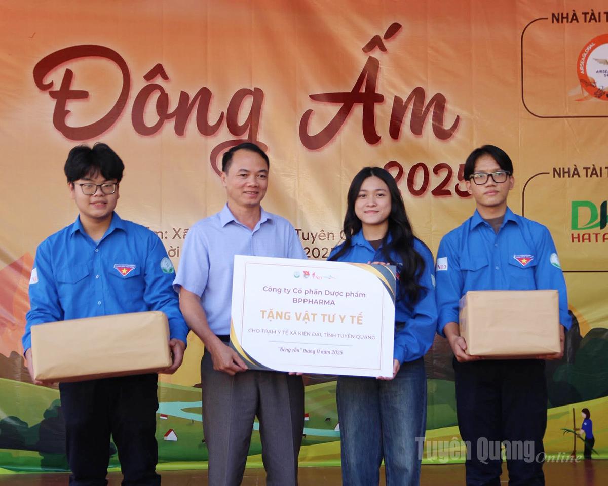 وفد نے کین ڈائی کمیون ہیلتھ اسٹیشن کو طبی سامان پیش کیا۔