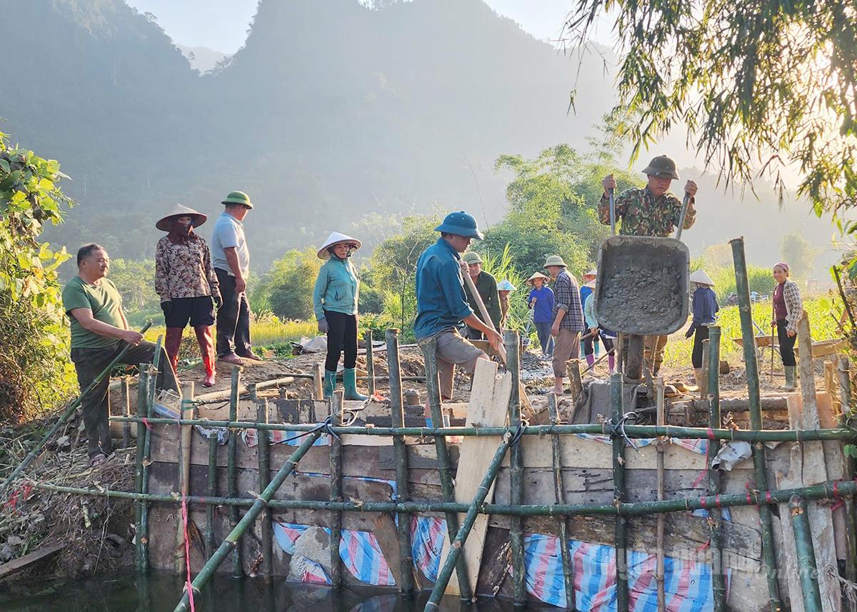 دیہاتیوں نے پل کی تعمیر کے لیے متحد ہو کر وقت پر تکمیل کو یقینی بنایا۔