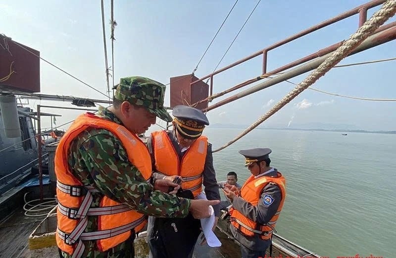 Pihak berwenang memeriksa kapal penangkap ikan di laut.