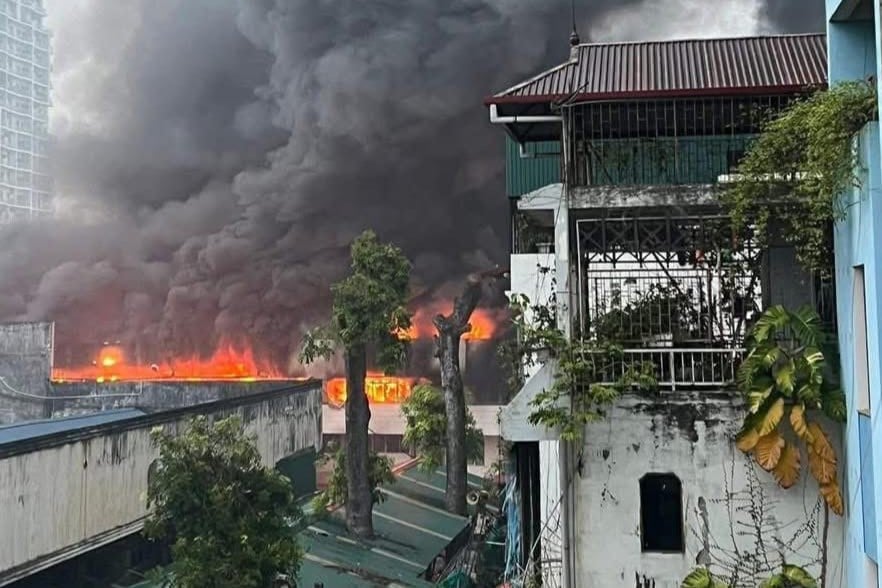 Imagine cu incendiul de la fabrica de bere din Hanoi în dimineața zilei de 1 decembrie. Fotografie: OFFB. Hình ảnh vụ cháy ở nhà máy bia Hà Nội sáng 1/12. Ảnh: OFFB.