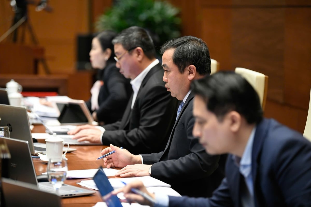 Bộ trưởng Bộ Nông nghiệp và Môi trường Trần Đức Thắng dự phiên họp Quốc hội thảo luận về dự án Luật sửa đổi, bổ sung một số điều của Luật Địa chất và khoáng sản sáng ngày 1/12. Ảnh: Như Ý.