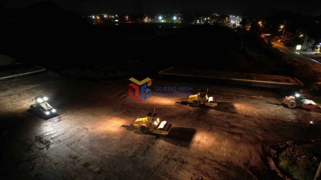 Baustellen für die Bodenschichten K95 und K98 sowie solche, die weit von Wohngebieten entfernt liegen, werden vorrangig im 4-Schicht-Betrieb rund um die Uhr bearbeitet.