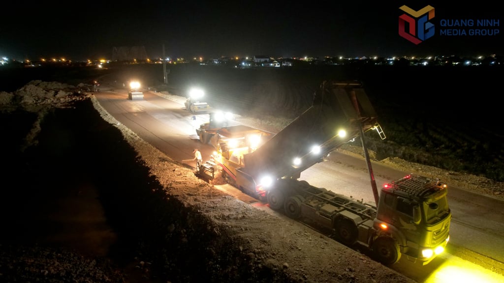 Die Anlage zum Bau der Schotterschicht arbeitet mit voller Kapazität, um die Baustelle für die Asphaltdeckschichten vorzubereiten.