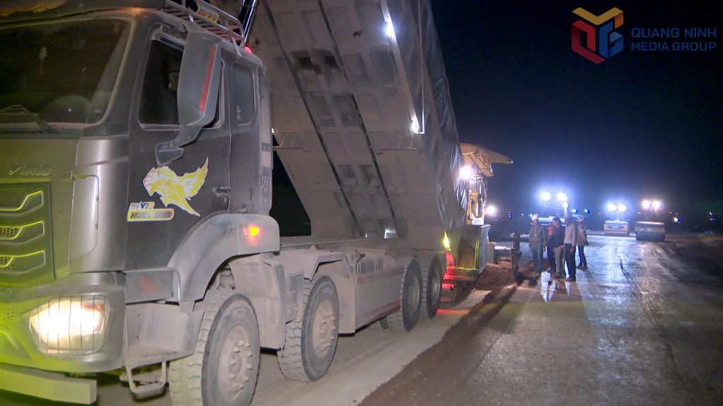 Der Investor und der Berater überwachen den Bauprozess während der Nachtschicht kontinuierlich.