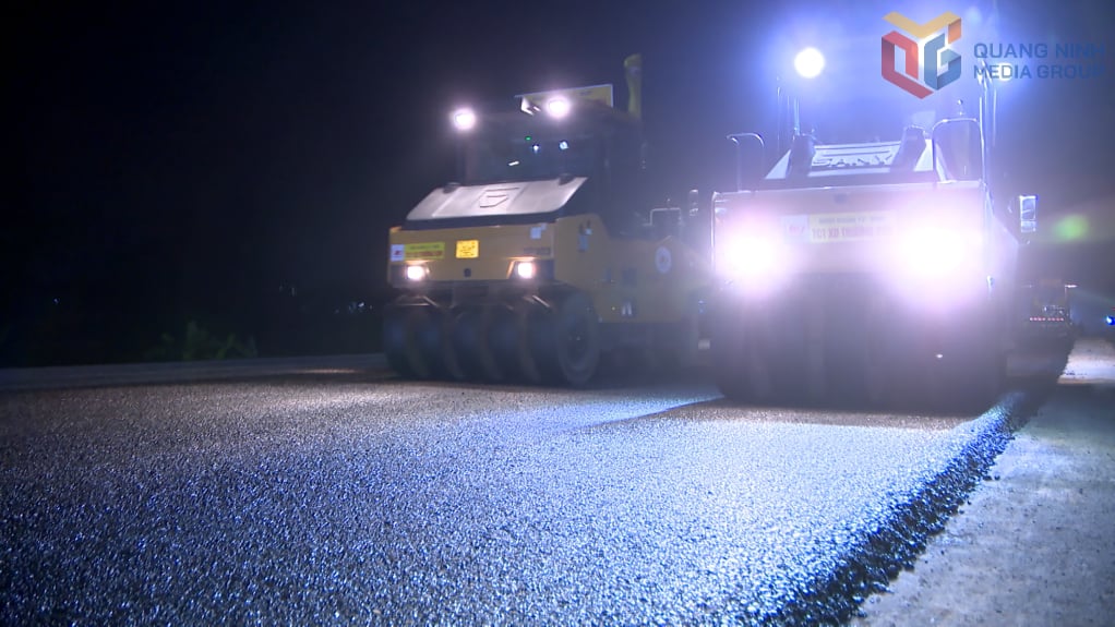 Im Bereich nahe der Kreuzung mit der Provinzstraße 333 wurde bereits fast 1 km der ersten Asphaltschicht fertiggestellt. Bis Ende Dezember 2025 sollen über 30 bis 80 km parallel verlaufende Fahrspuren asphaltiert werden.