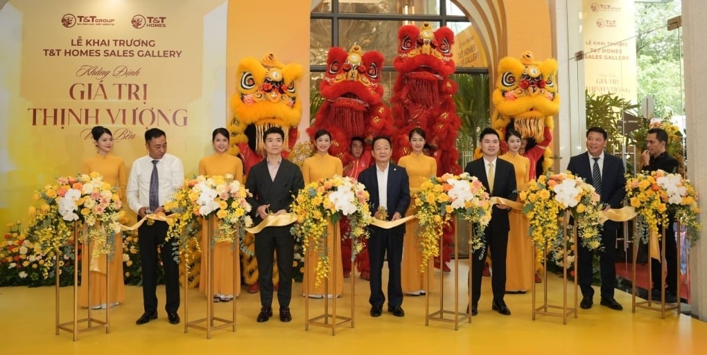 ພິທີຕັດແຖບຜ້າເປີດຫ້ອງການຜູ້ຕາງໜ້າແລະຮ້ານຂາຍເຄື່ອງຢູ່ນະຄອນໂຮ່ຈິມິນ. ພາບ: T&T Group Nghi thức cắt băng khai trương văn phòng đại diện và sales gallery TP HCM. Ảnh: T&T Group