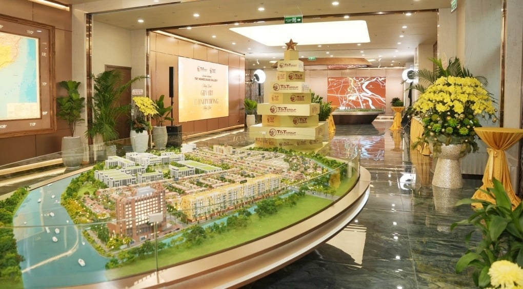 ຫ້ອງໂຖງຂອງຮ້ານຂາຍເຮືອນ T&T ໃນນະຄອນໂຮ່ຈີມິນ ຖືກອອກແບບໃຫ້ມີຄວາມຫຼູຫຼາ ແລະທັນສະໄໝ. ພາບ: T&T Group Sảnh chờ T&T Homes Sales Gallery tại TP HCM được thiết kế sang trọng, hiện đại. Ảnh: T&T Group