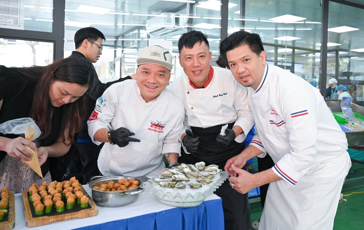 Đầu bếp chế biến món ăn bằng hải sản tươi sống Vân Đồn tại sự kiện. Ảnh: Cường Vũ. 