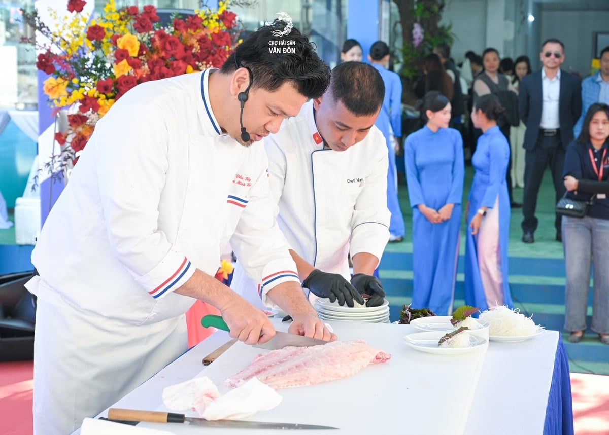 Tận mắt chứng kiến đầu bếp chế biến món Sashimi từ cá Song vang 20 kg. Ảnh: Cường Vũ. 