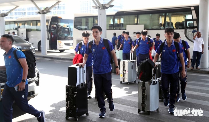 Tuyển U22 Việt Nam lên đường sang Thái Lan dự SEA Games 33 - Ảnh 7.