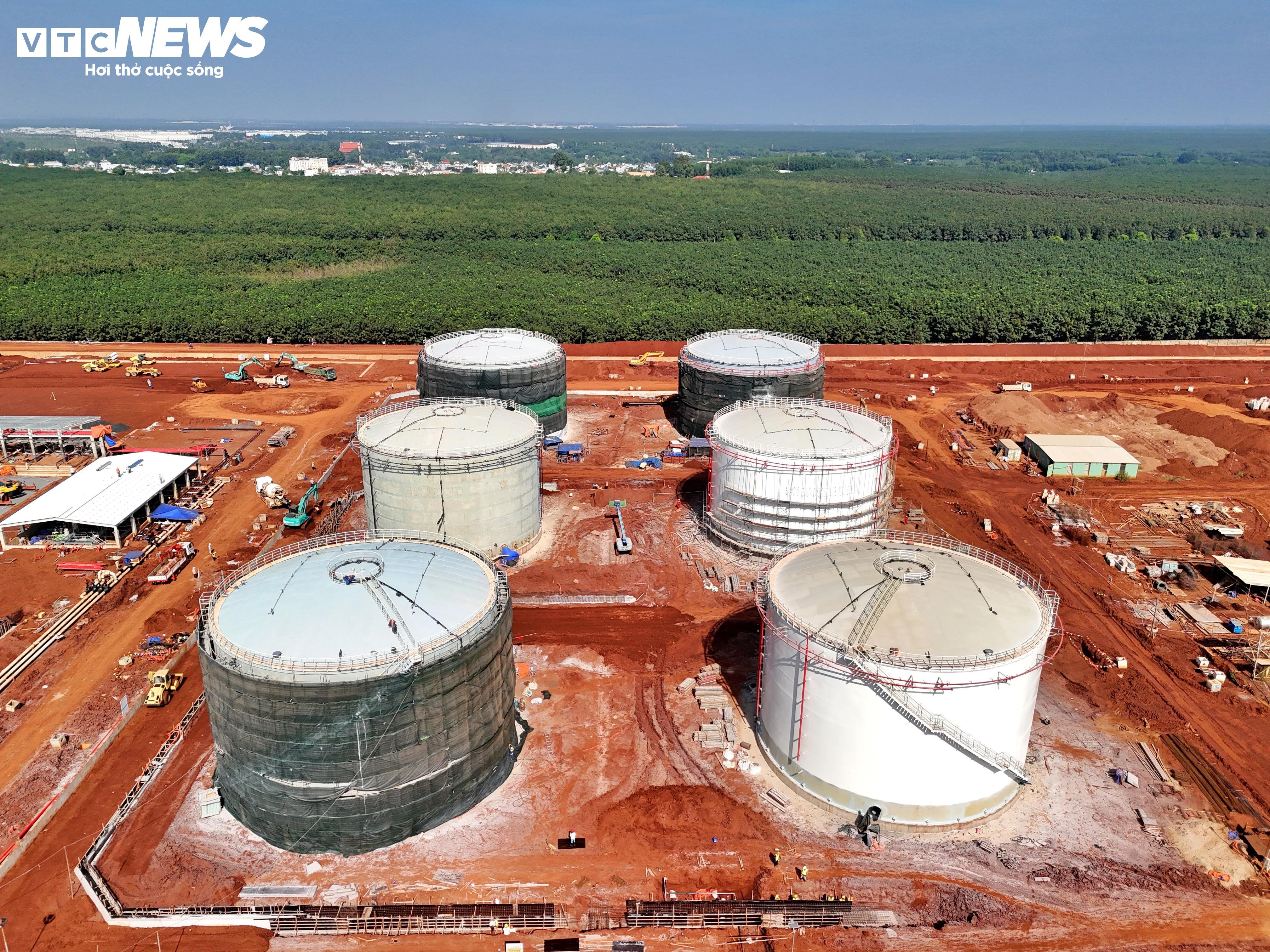 Gambar dekat sistem penyimpanan bahan api bernilai lebih 2,800 bilion di lapangan terbang Long Thanh - 2