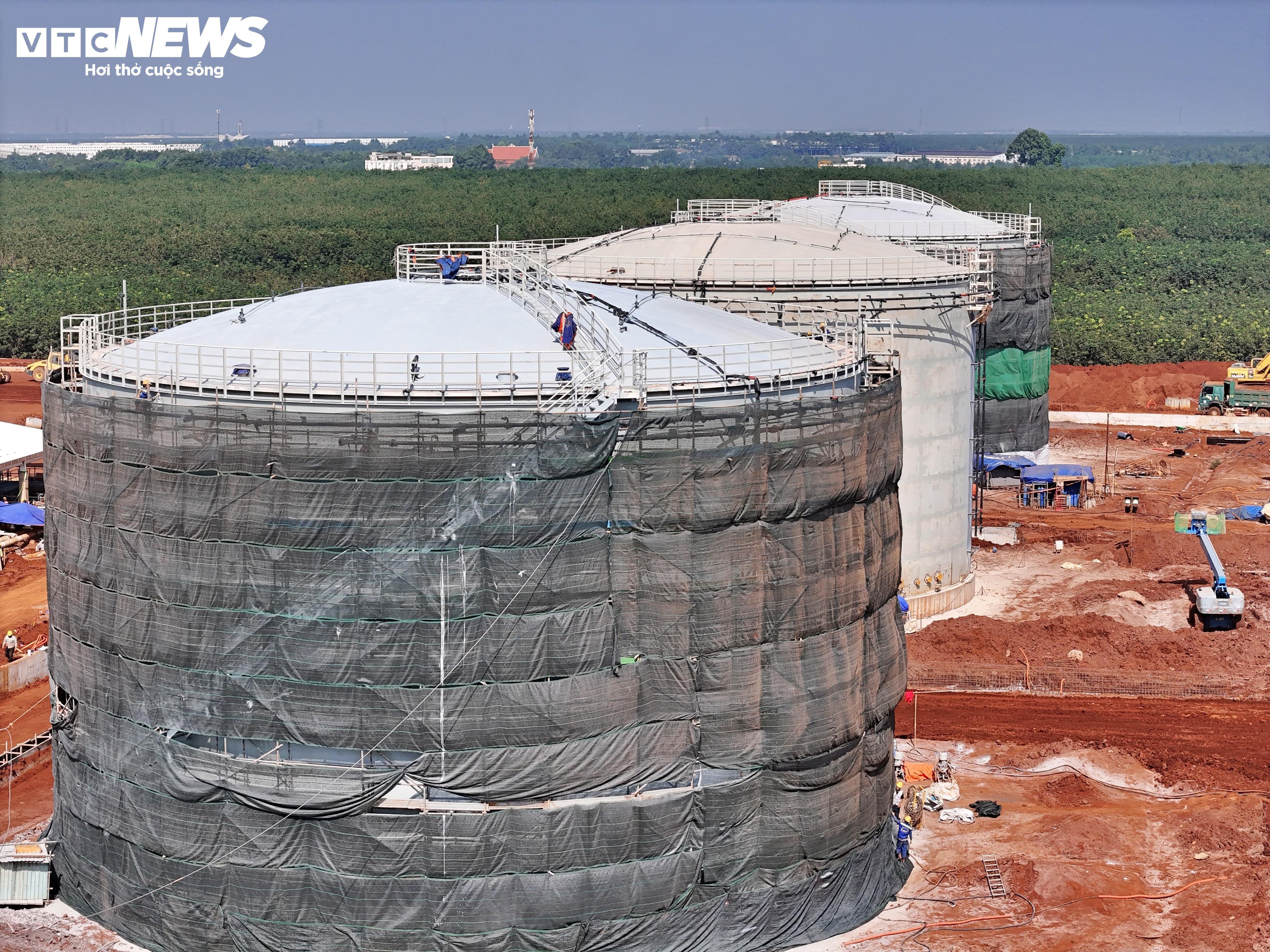 Gambar jarak dekat sistem penyimpanan bahan api bernilai lebih 2,800 bilion di lapangan terbang Long Thanh - 5