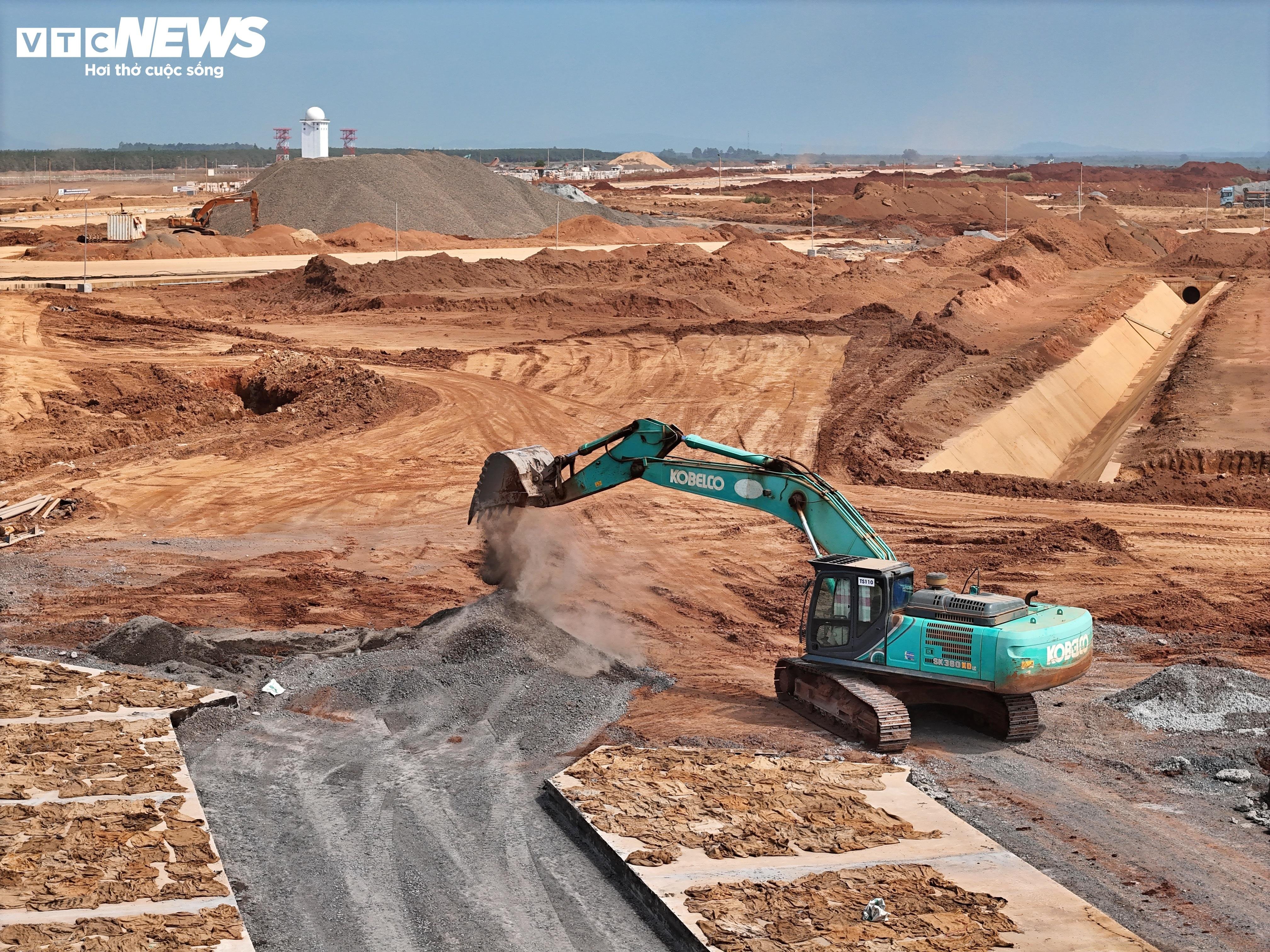 Gambar jarak dekat sistem penyimpanan bahan api bernilai lebih 2,800 bilion di lapangan terbang Long Thanh - 8