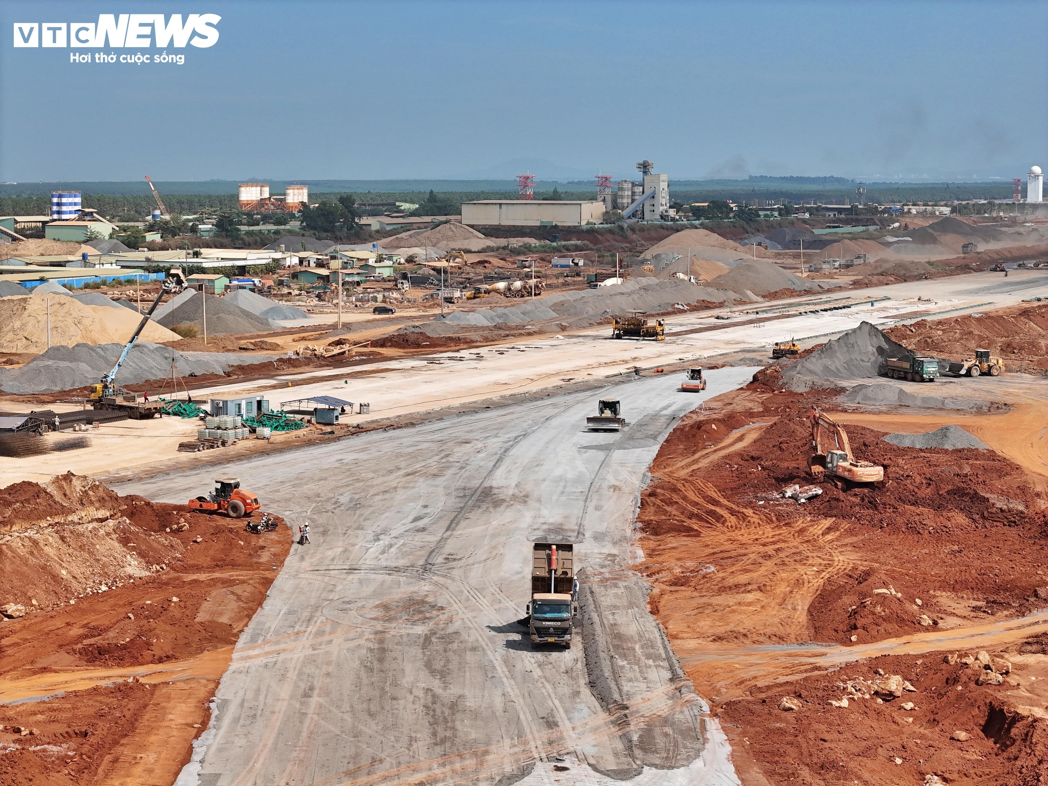 Gambar dekat sistem penyimpanan bahan api bernilai lebih 2,800 bilion di lapangan terbang Long Thanh - 10
